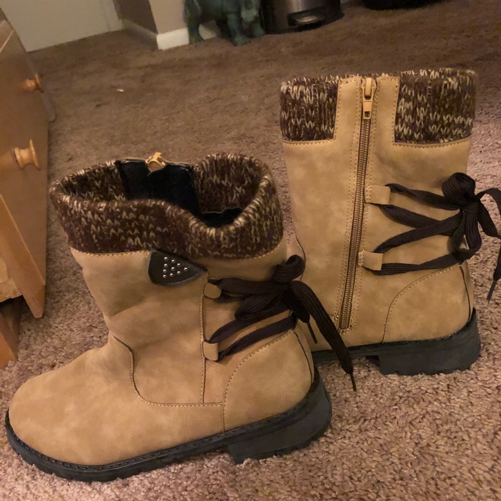 Brand new tan snow boots